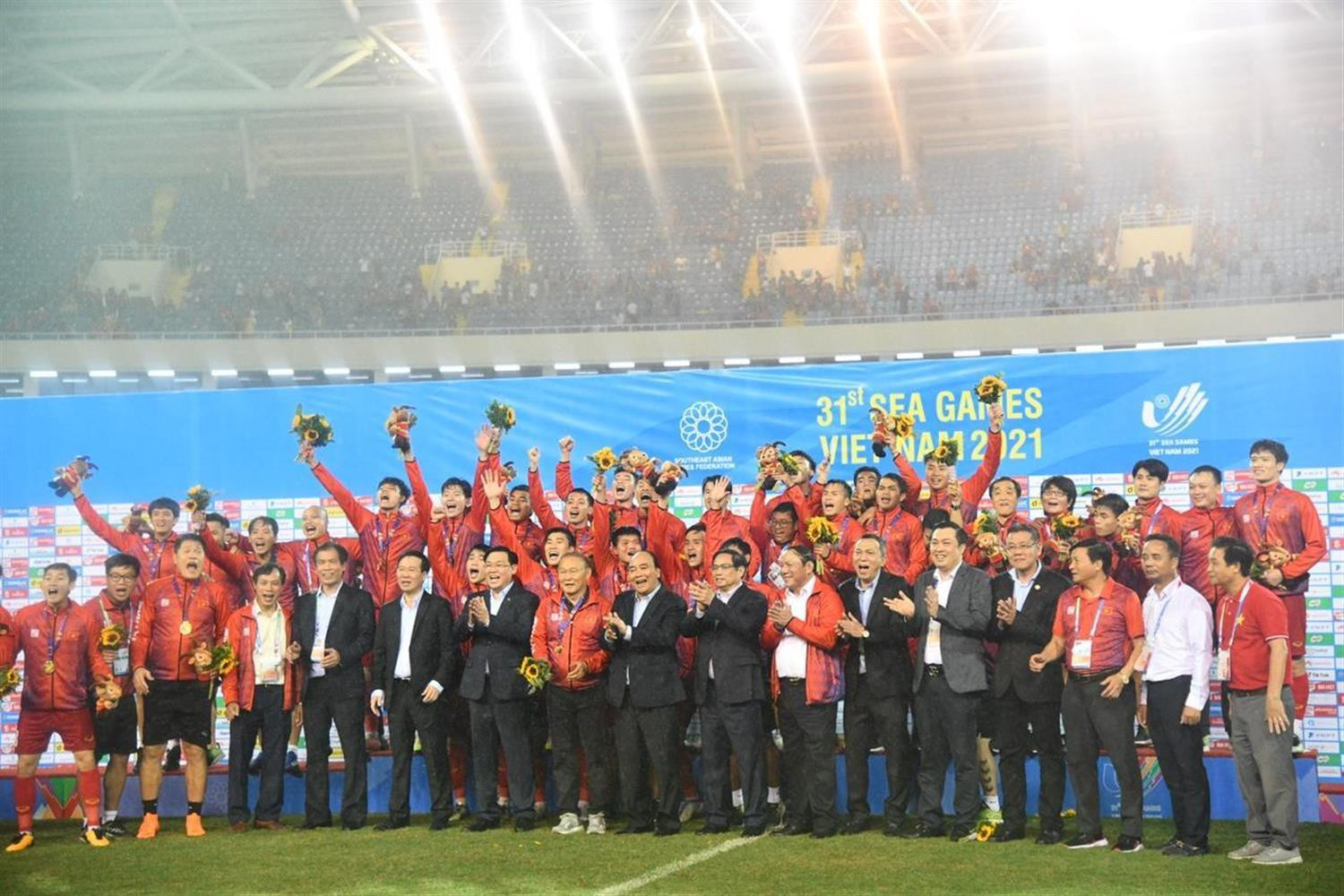 VIỆT NAM BẢO VỆ NGÔI VÔ ĐỊCH BÓNG ĐÁ VÀ THẮNG LỢI VẺ VANG MÙA SEAGAMES 31 VIỆT NAM BẢO VỆ NGÔI VÔ ĐỊCH BÓNG ĐÁ VÀ THẮNG LỢI VẺ VANG MÙA SEAGAMES 31