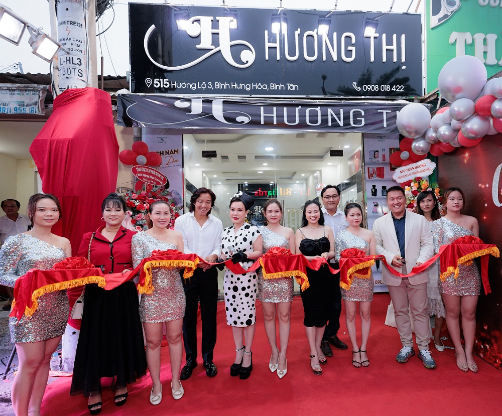 Nghệ Sĩ Việt Hương Khai Trương Showroom Hương Thị Thứ 22 Tại Bình Tân
