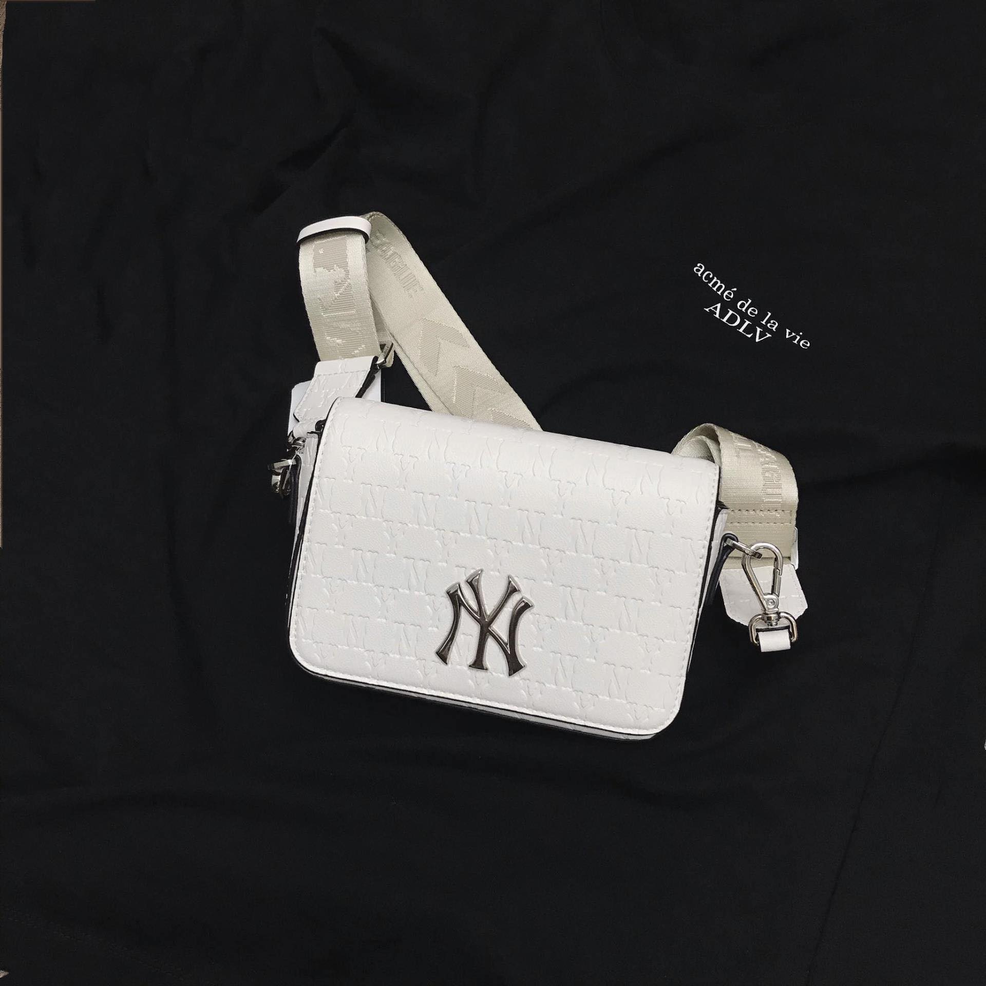 MLB Retro Full Print Monogram Series NY New York Yankees Shoulder Bag Messenger Bag White 32BGPB111-50I