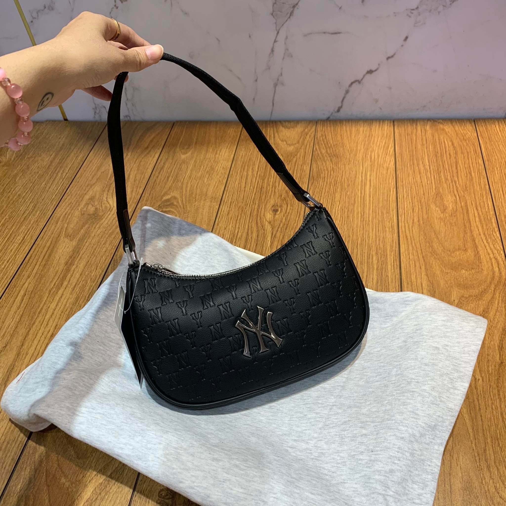 Mua Túi Xách MLB Monogram Embossed Hobo Bag New York Yankees  3ABQS022N50CRS Màu Trắng  MLB  Mua tại Vua Hàng Hiệu h046773