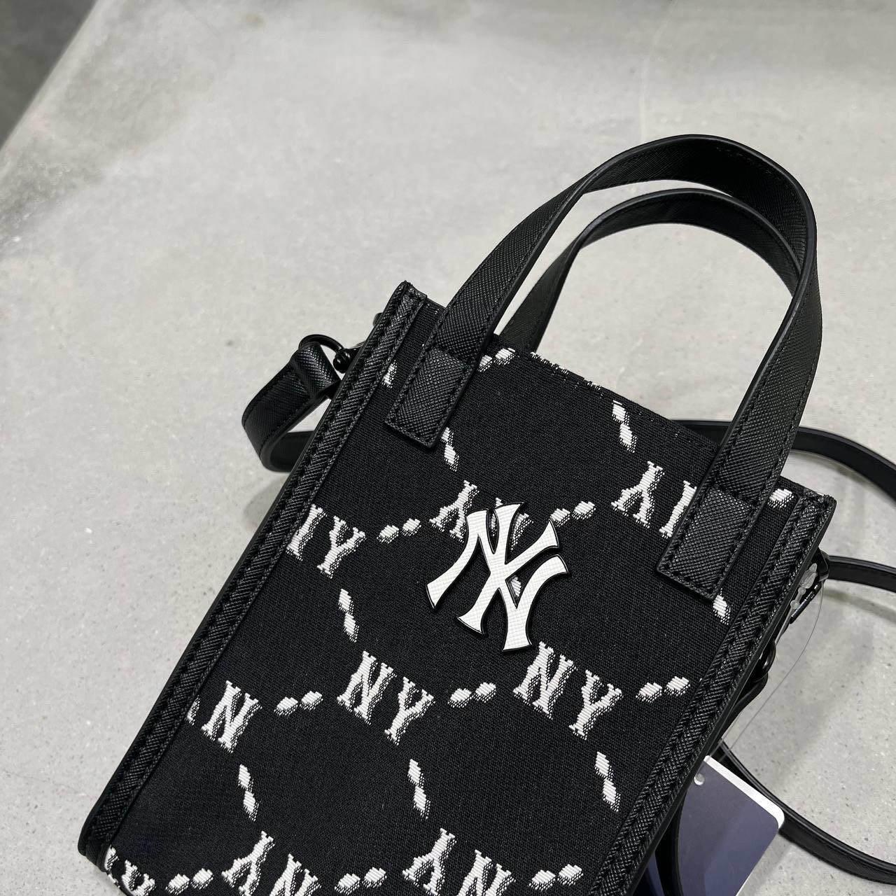 0333  HÀNG CHÍNH HÃNG  TÚI ĐEO CHÉO MLB Jacquard Cross Bag New York  MỘC  SHOES