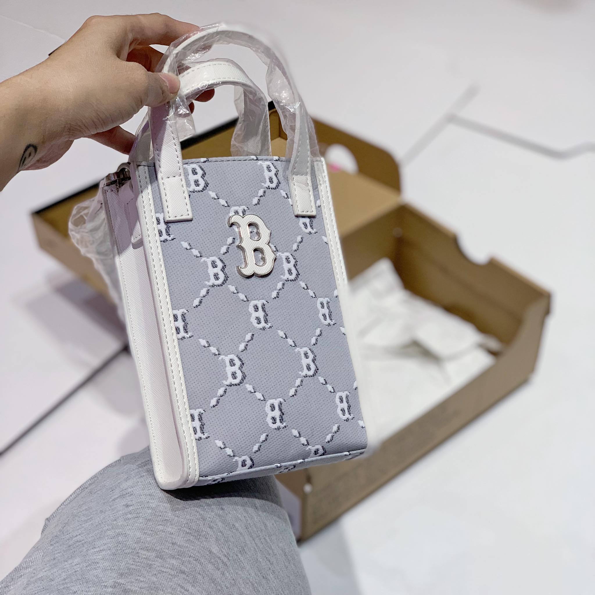 TÚI ĐEO CHÉO B219 MLB NY MONOGRAM JACQUARD CROSS BAG BLACKMULTICOR Balo No1 #35 TÚI ĐEO CHÉO B219 MLB NY MONOGRAM JACQUARD CROSS BAG BLACKMULTICOR Balo No1