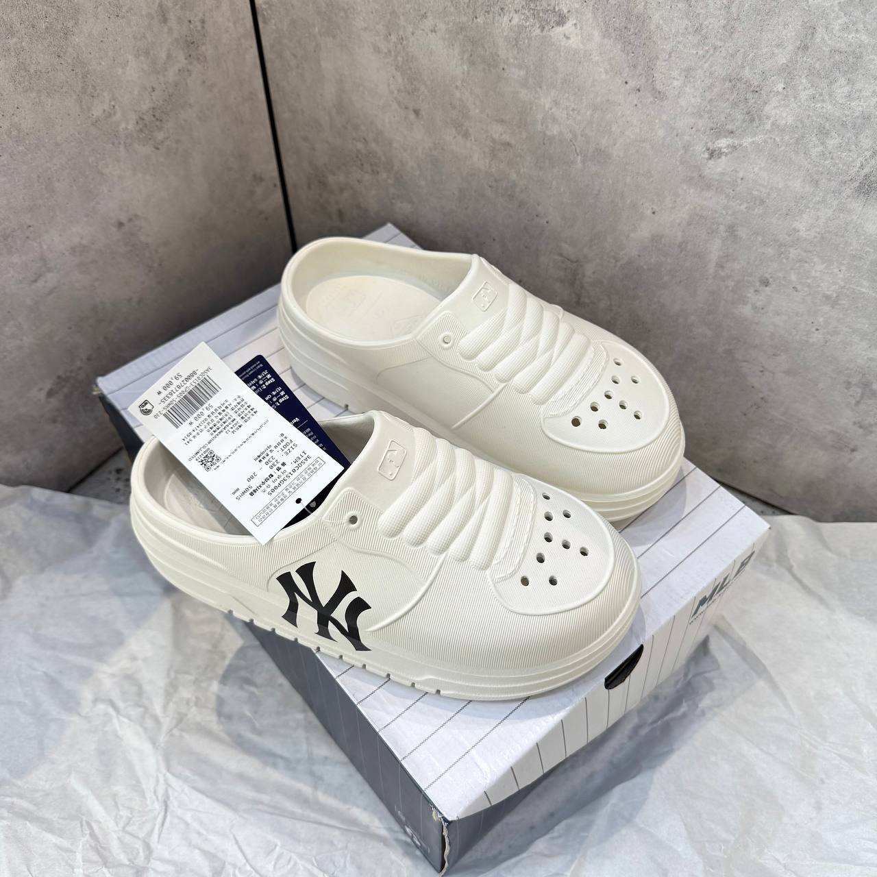 Dép MLB Chunky Liner Mule New York Yankees ''White'' [3ASQC0153 50WHS]