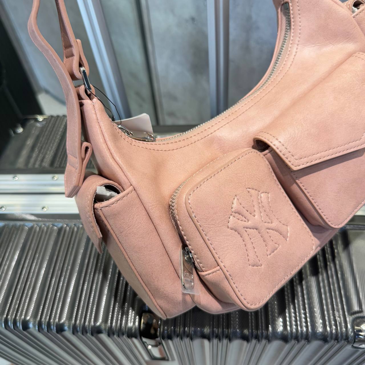 Túi MLB Multi Pocket Cargo New York Yankees 'Pink' [3ABQBV25N-50PKS]