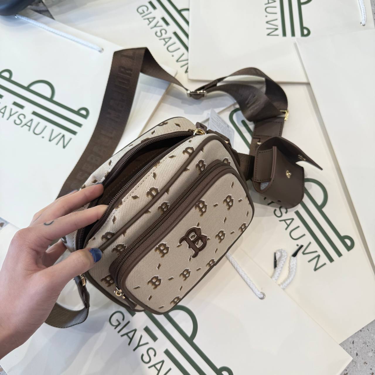 Túi MLB Monogram JQD Boston Red Sox Brown [7ACRMDH5N 43BRS]