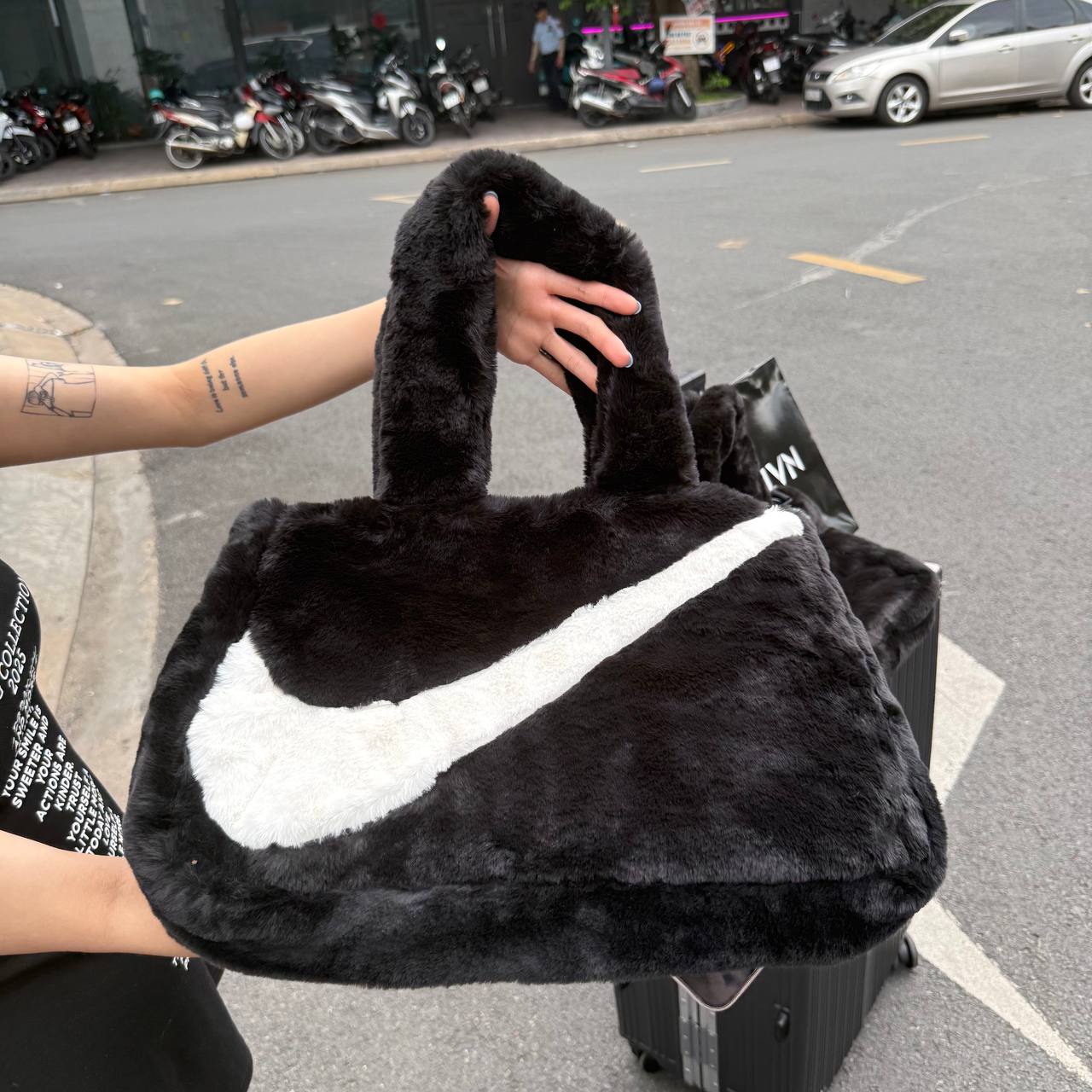 Túi Nike Sportswear Faux Fur Tote – Black