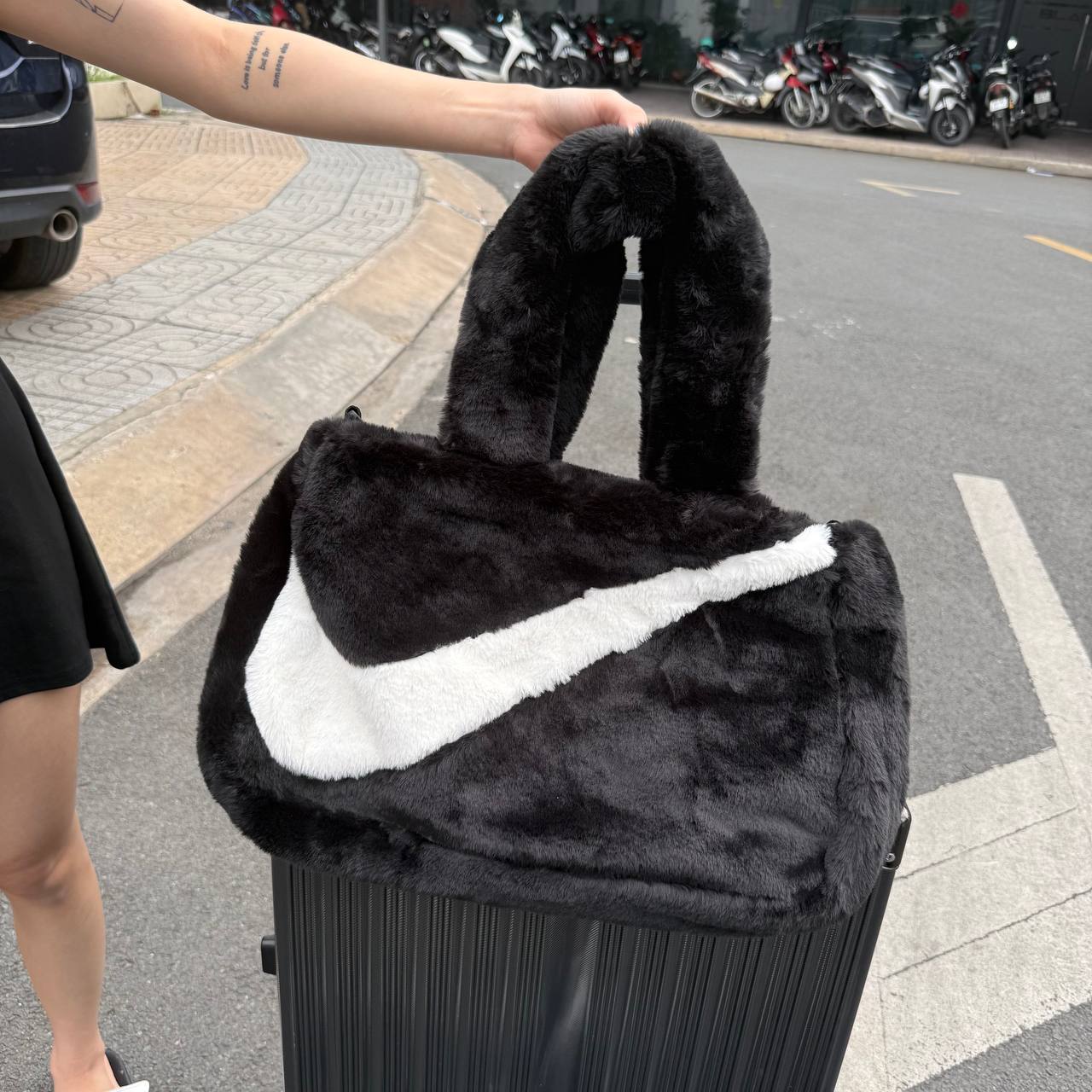 Túi Nike Sportswear Faux Fur Tote – Black