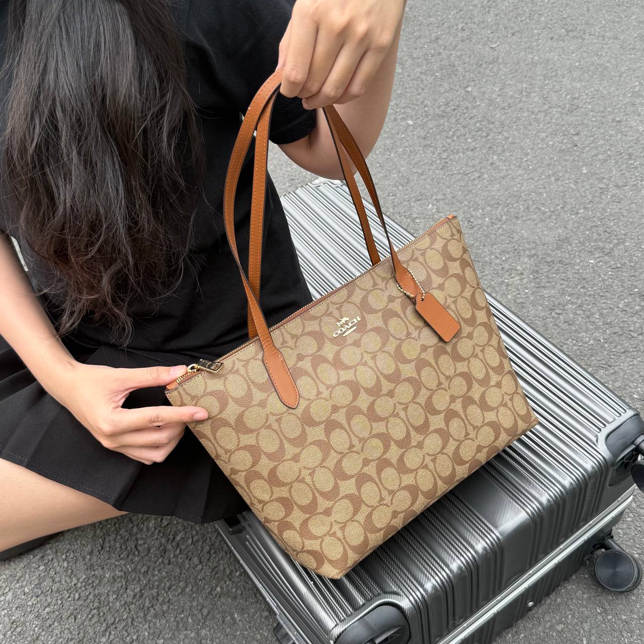 Túi  Coach Zip Top Tote In Signature Canvas