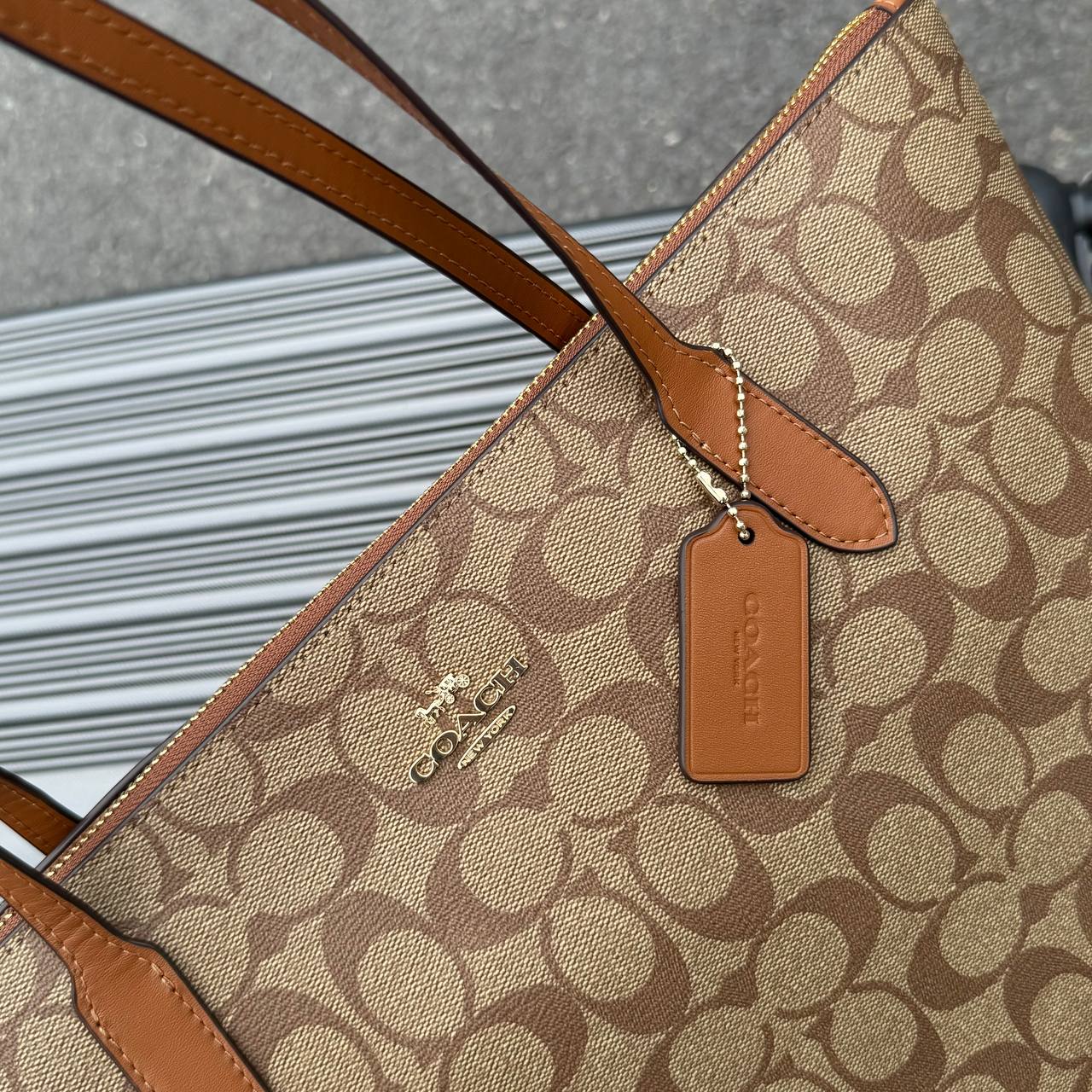 Túi  Coach Zip Top Tote In Signature Canvas