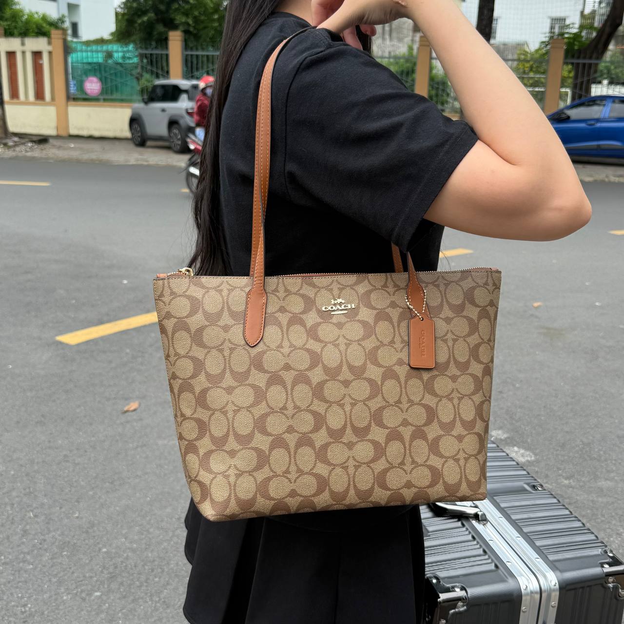 Túi  Coach Zip Top Tote In Signature Canvas