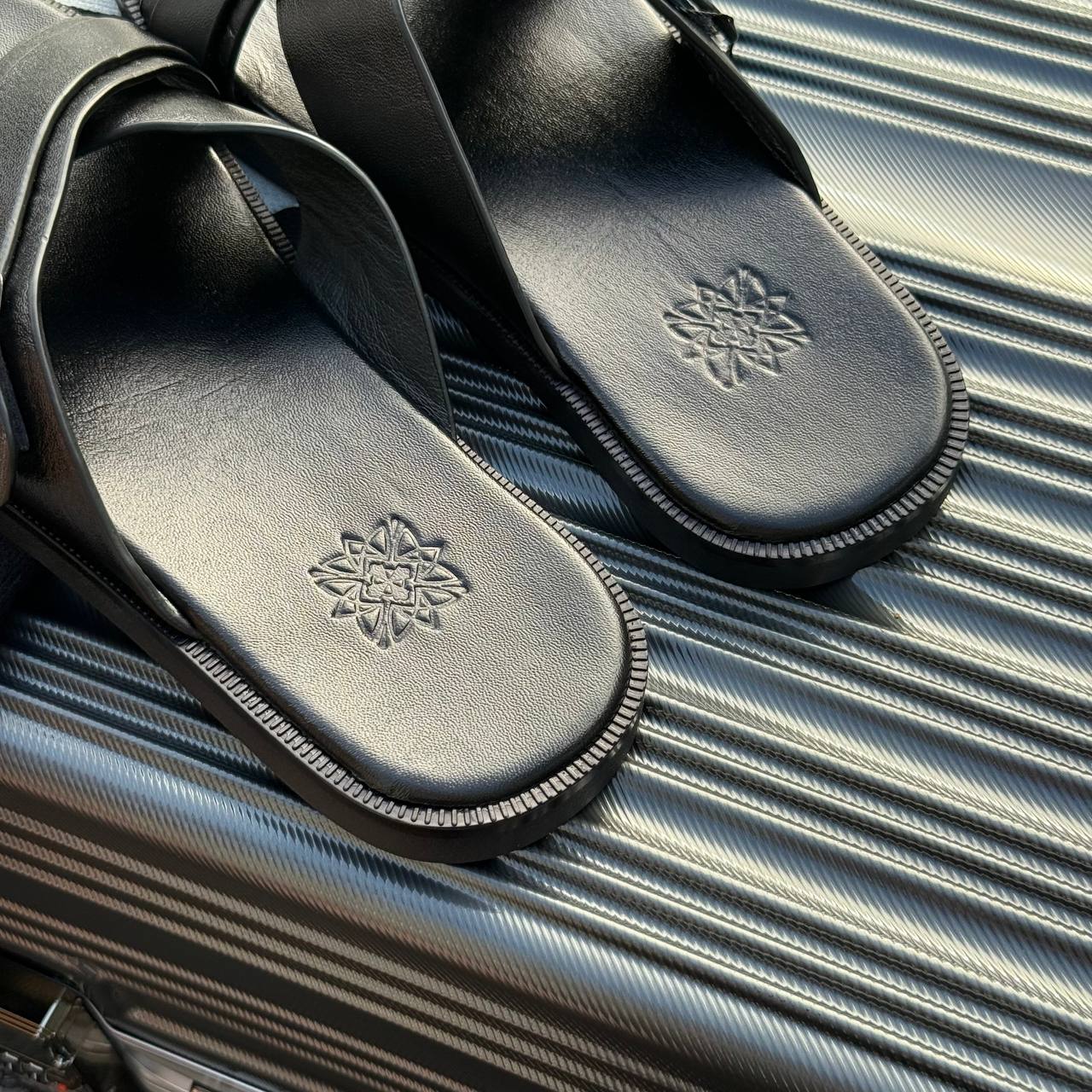 Dép Francis Mantini Darrel Premier Cross Strap OGANIC Leather ''Triple Black'' [FM22988SLIPB]