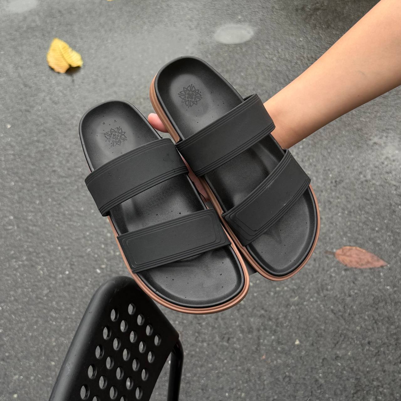 Dép Francis Mantini Huge Textured Slide Black