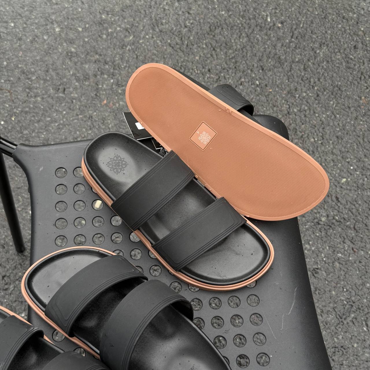 Dép Francis Mantini Huge Textured Slide Black