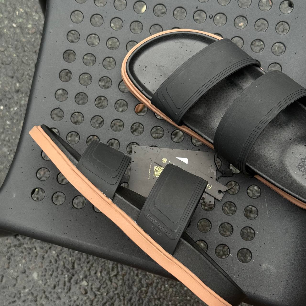 Dép Francis Mantini Huge Textured Slide Black