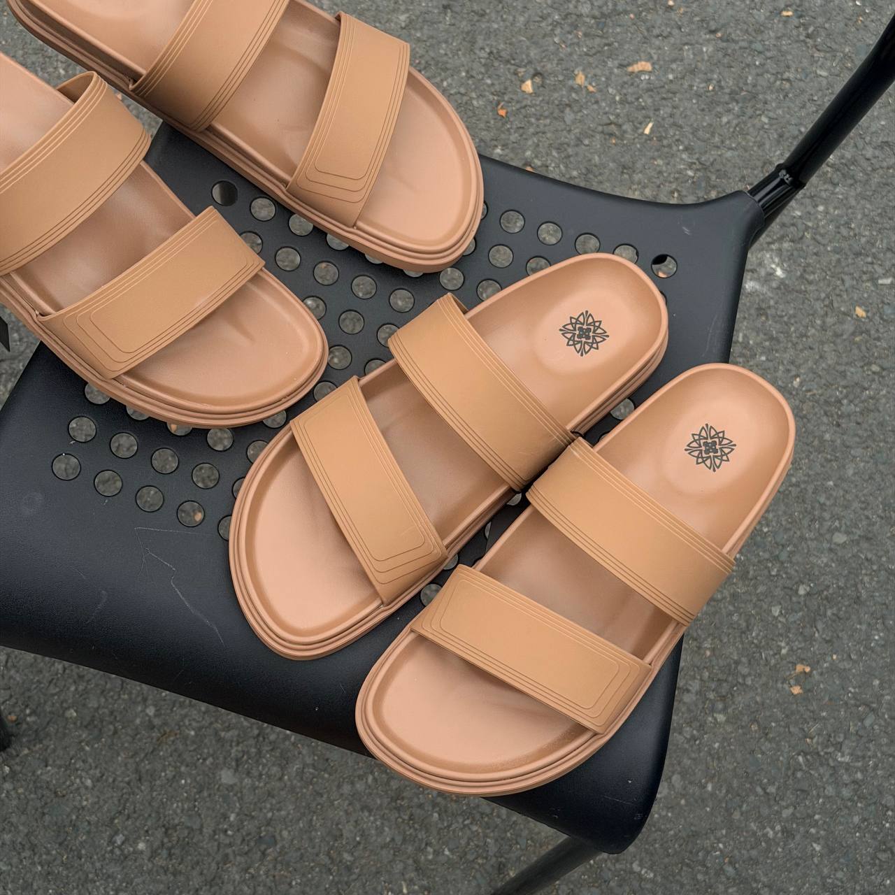 Dép Francis Mantini Huge Textured Slide Chocolate