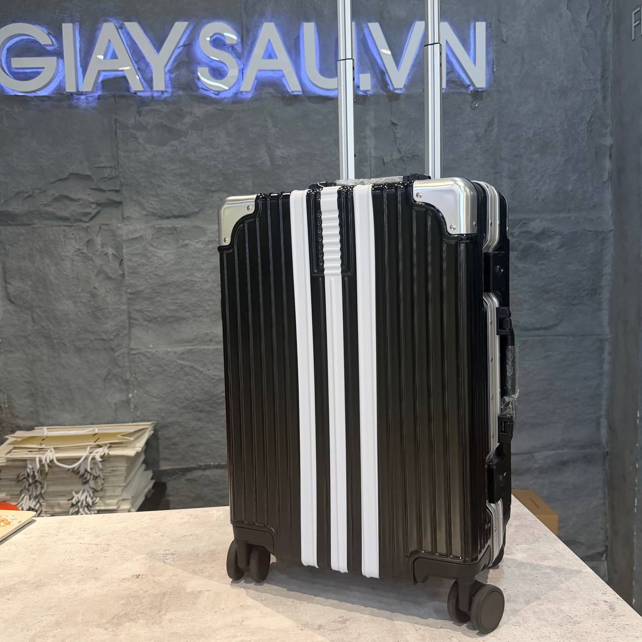 Vali Adidas Sticker SS New Black / White - size 20