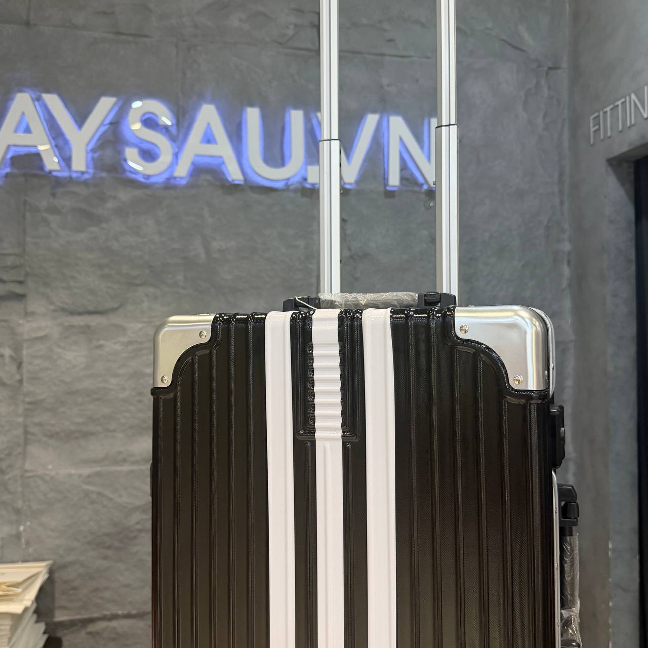 Vali Adidas Sticker SS New Black / White - size 20