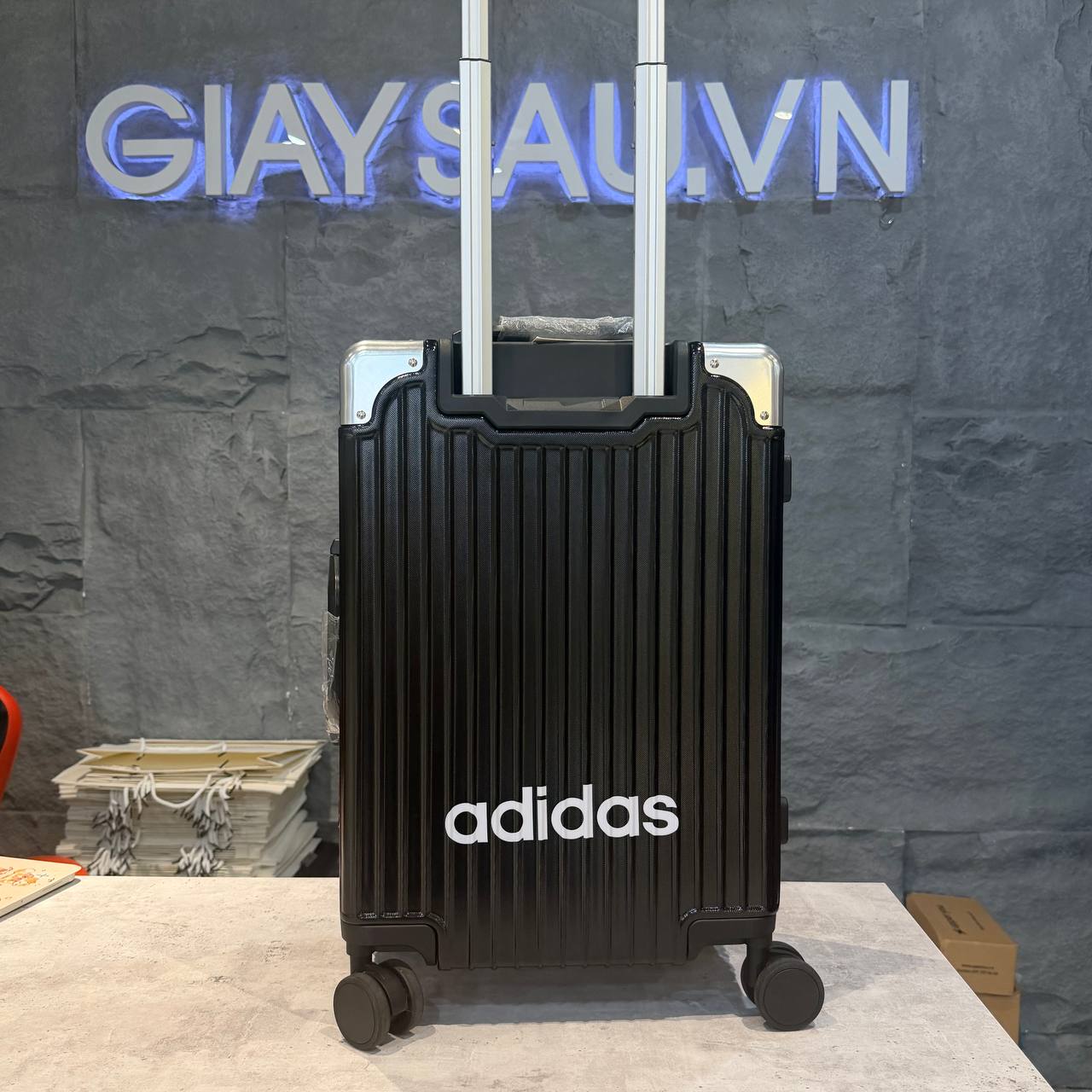 Vali Adidas Sticker SS New Black / White - size 20