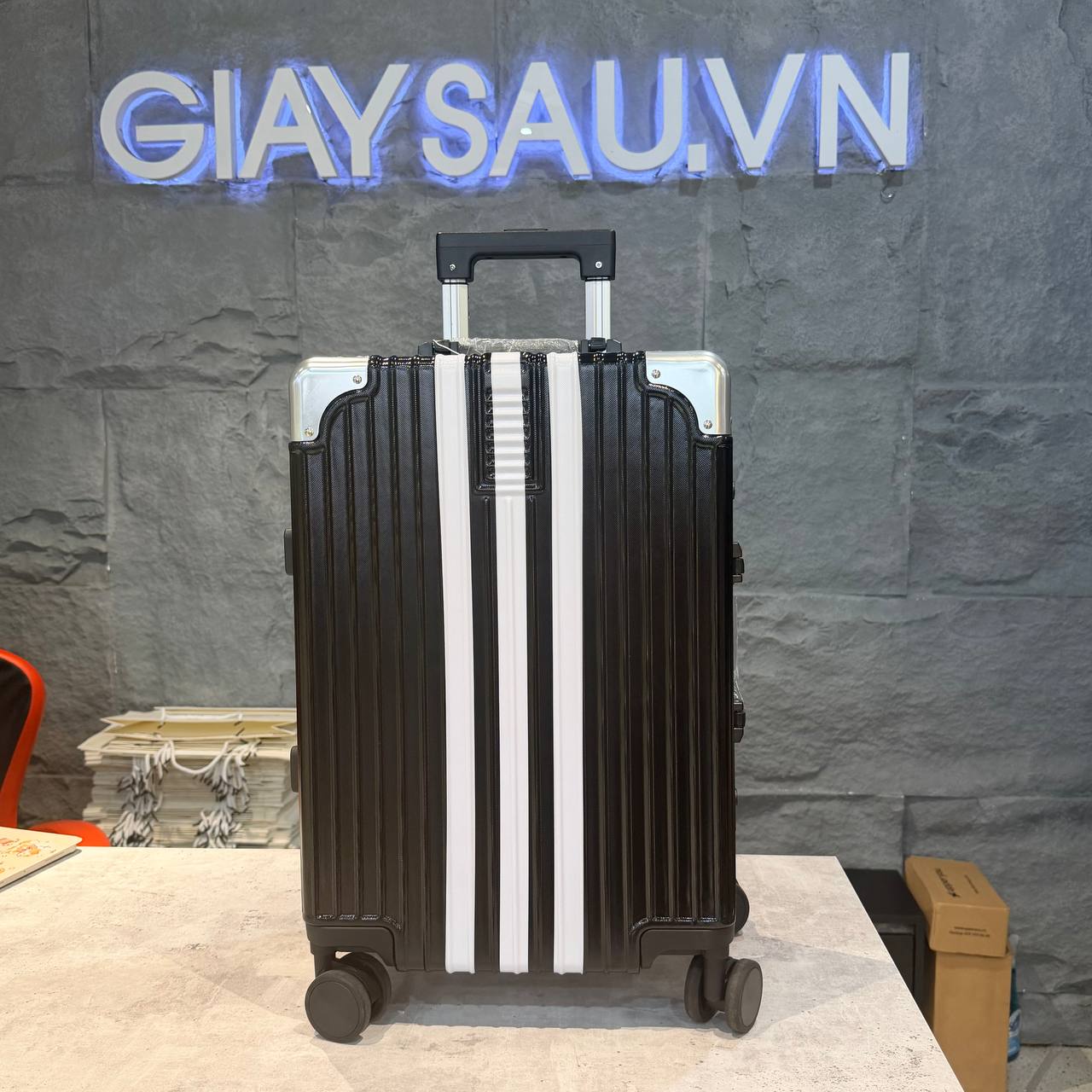 Vali Adidas Sticker SS New Black / White - size 20