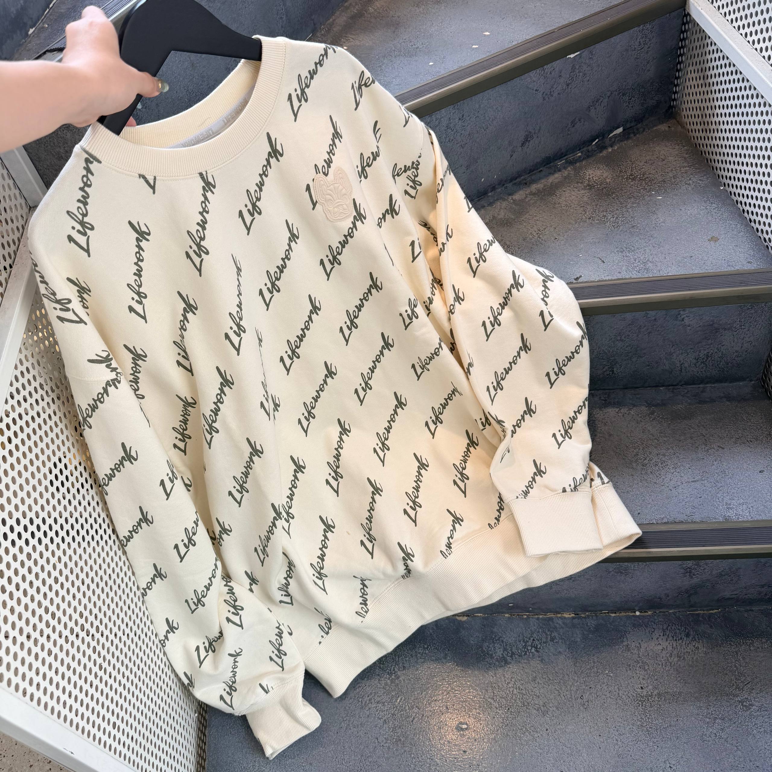 Áo Sweater Life Work Lettering Monogram Ivory [LW242MT070]