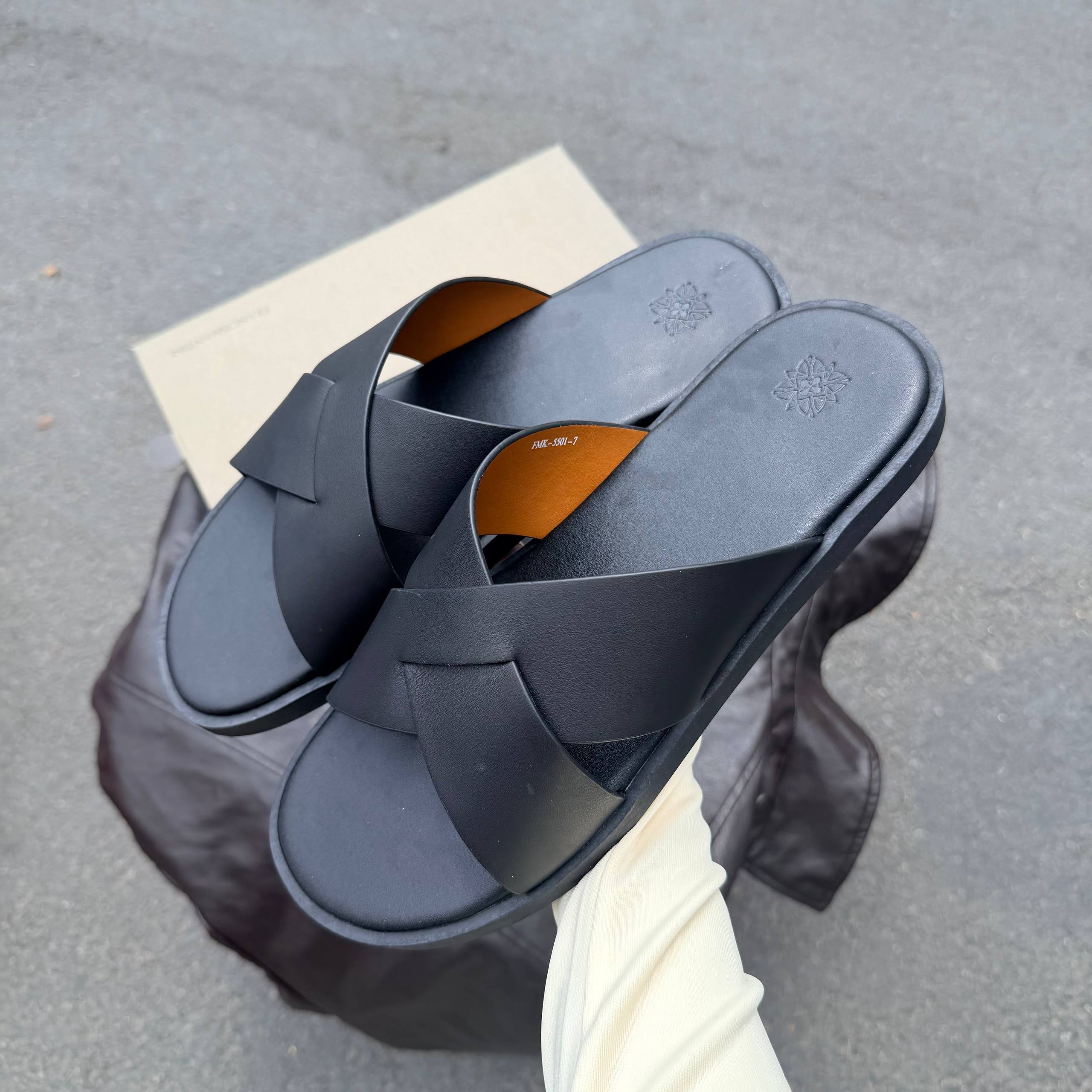 Dép Francis Mantini Nantucket Cross Strap Suede Black - NEW YEAR BÍNH NGỌ -