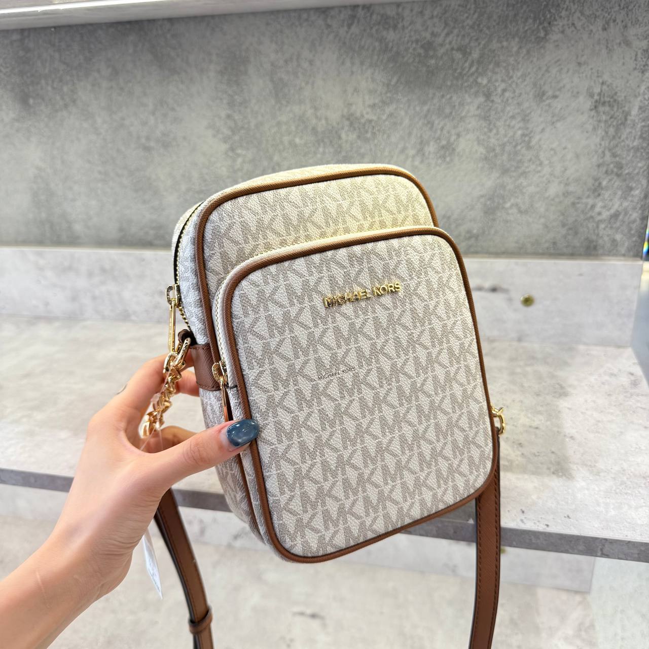 Túi Đeo Chéo Michael Kors MK Jet Set Travel Medium Logo Crossbody Bag Màu Kem