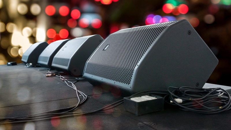 Loa monitor là gì? Vai trò và cách đặt loa monitor sân khấu chuẩn kỹ thuật