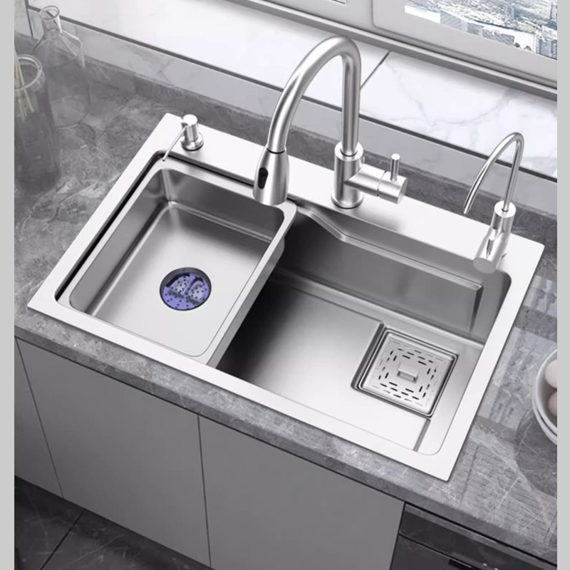 Bề mặt inox 304 đánh bóng chậu rửa CR6846 – chống bám bẩn, dễ vệ sinh