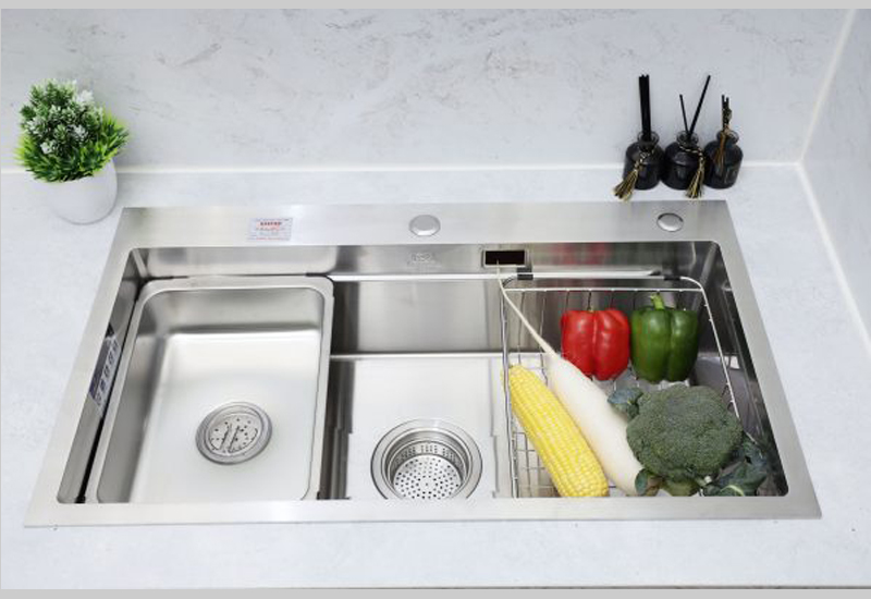 Thiết kế gờ hạ bậc trên chậu CR 7846 giúp cố định thớt, rổ úp bát