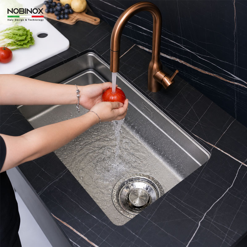 Thiết kế bát rác đặt lệch giúp tối ưu diện tích lòng chậu rửa bát Nobinox NX556