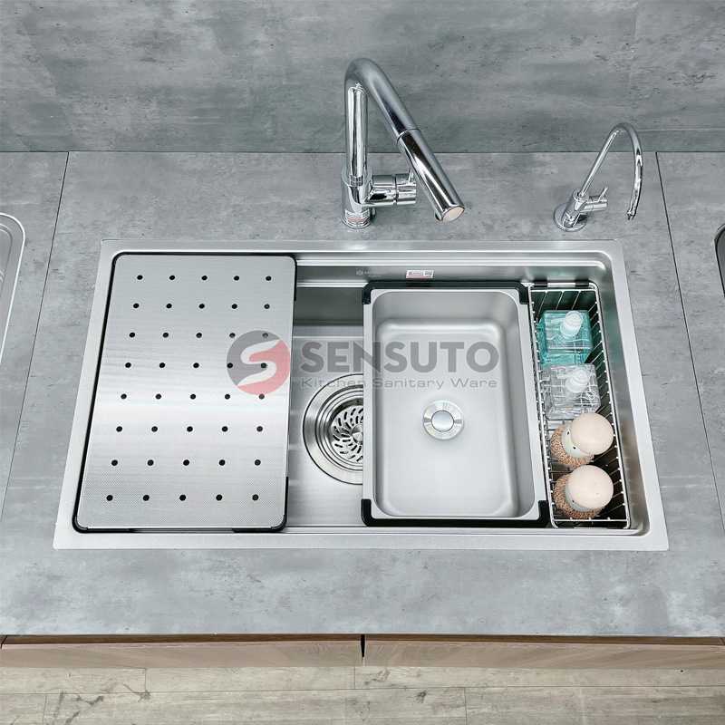 Thiết kế gờ hạ bậc tích hợp phụ kiện thông minh chậu Sensuto S7045TSA