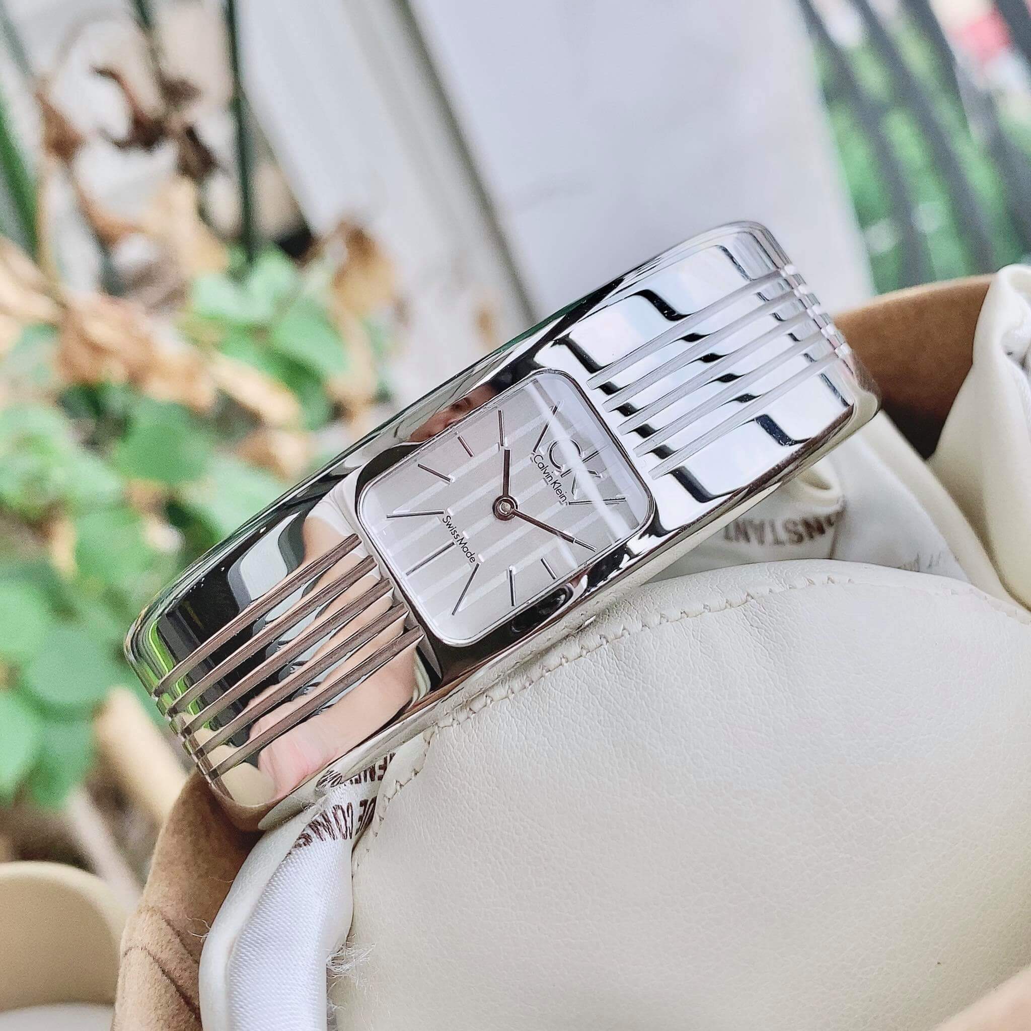 ĐỒNG HỒ NỮ CALVIN KLEIN FRACTAL SILVER DIAL MEDIUM CUFF LADIES K8122120