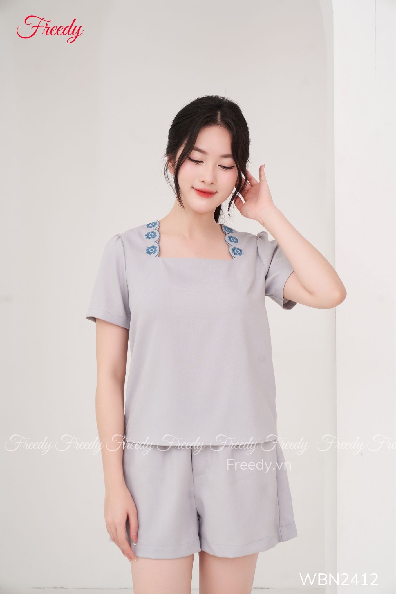 Bộ ngắn tay nữ ghi đá thêu cổ vuông - WBN2412