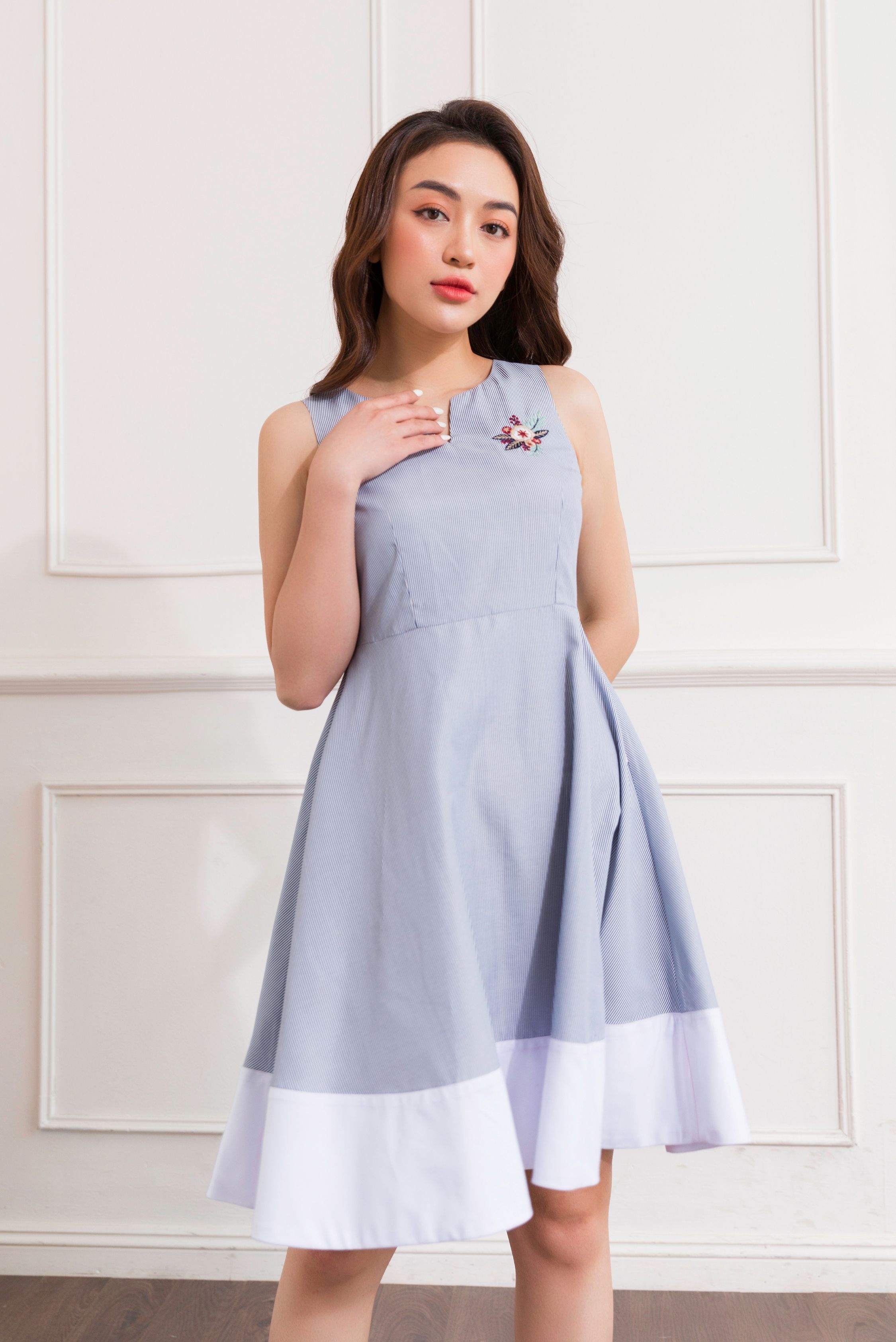 Váy sát nách nữ kẻ xanh thêu hoa _ VS1206