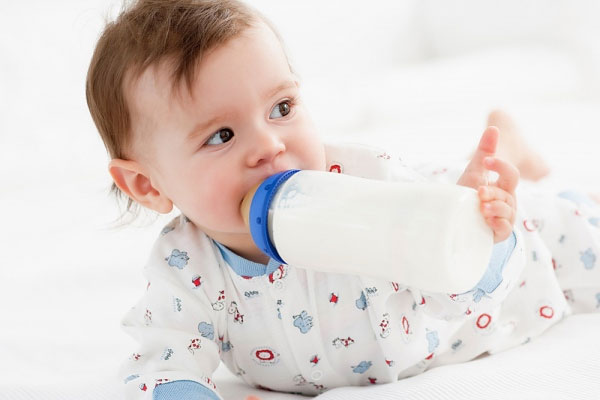 8 dấu hiệu nhắc mẹ cần phải đổi sữa bột cho bé ngay