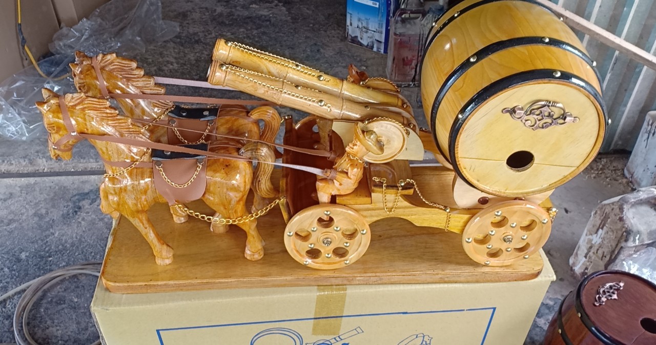 XE NGỰA GỖ (vàng) KÉO PHÁO