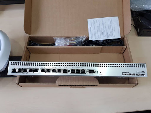 Powerful 1U rackmount router with 13x Gigabit Ethernet portsConcurrent users: ~ 500 users