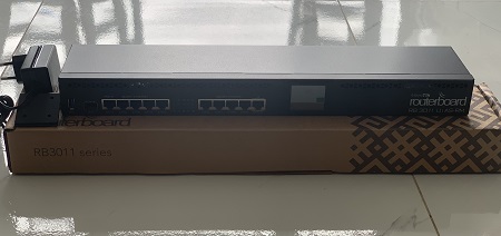 1U rackmount, 10xGigabit Ethernet, USB 3.0, LCD, PoE out on port 10, 2x1.4GHz CPU, 1GB RAM, RouterOS L5Concurrent users: ~ 200 users