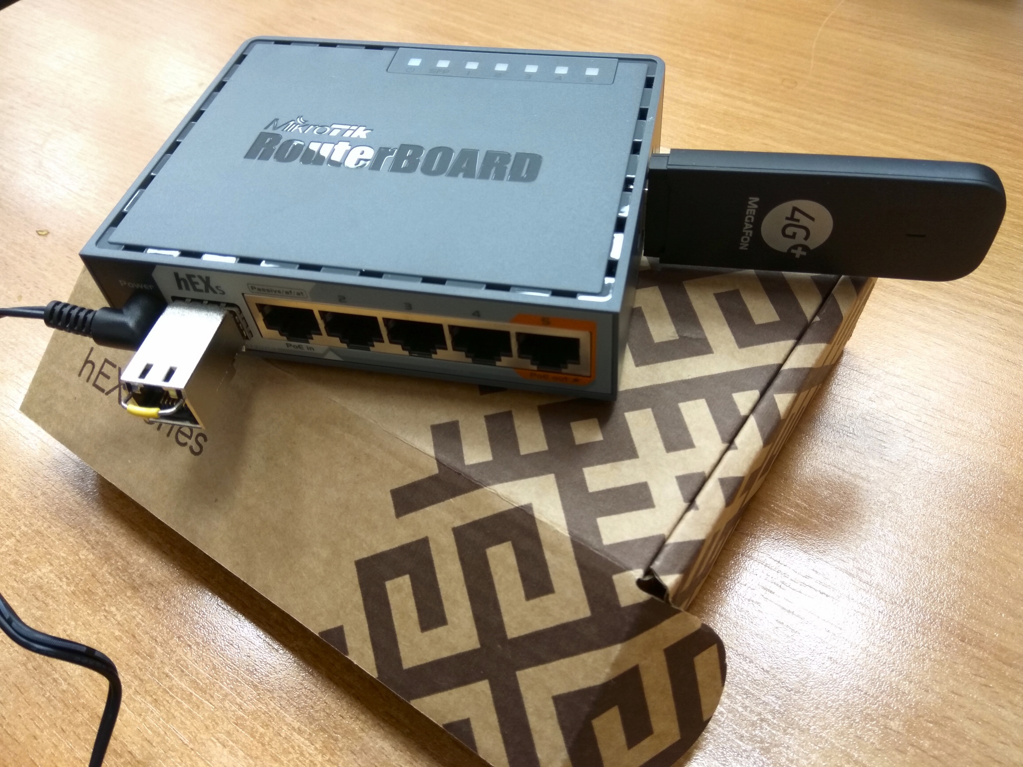 Router mikrotik, CPU Dual Core 880MHz MHz CPU, 256MB RAM, 1 cổng SFP, 5 Gigabit Wan/LAN ports, USB, RouterOS L4, plastic case, PSUConcurrent users: ~ 70-90 users