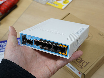 hAP ac with 720MHz CPU, 128MB RAM, 5x Gigabit LAN, 1SFP, built-in 2.4Ghz 802.11b/g/n three chain wireless with integrated antennas, built-in 5Ghz 802.11ac three chain wireless with integrated antenna, SFP cage, USB, desktop case, PSU, RouterOSConcurrent users: ~ 70-90 users