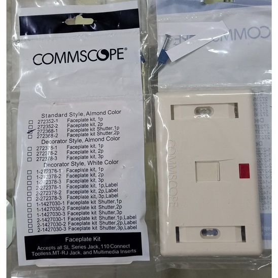 272368-1 : Mặt ổ cắm chữ nhật, 1 cổng,SL110, màu hạnh nhân, nắp sập