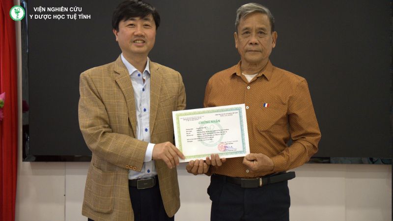 Viện trưởng Viện Nghiên cứu Y dược học Tuệ Tĩnh trao chứng nhận cho học viên
