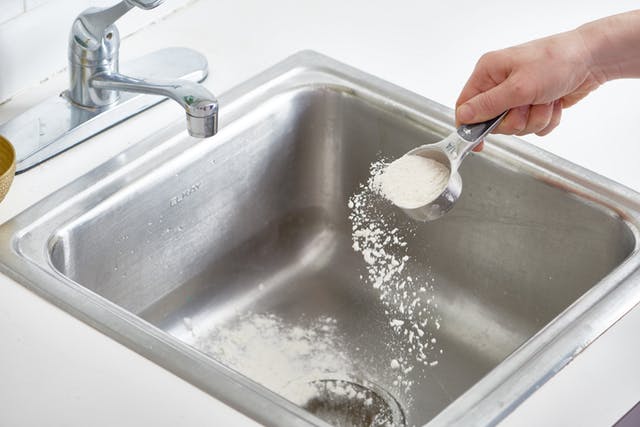 Vệ sinh chậu rửa bát inox bằng bột mì