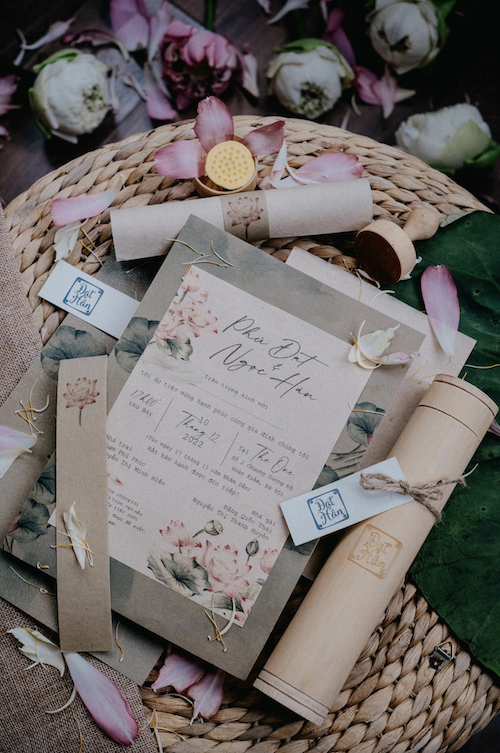 Ngọc Hân làm thiệp cưới bằng giấy dó, ống tre