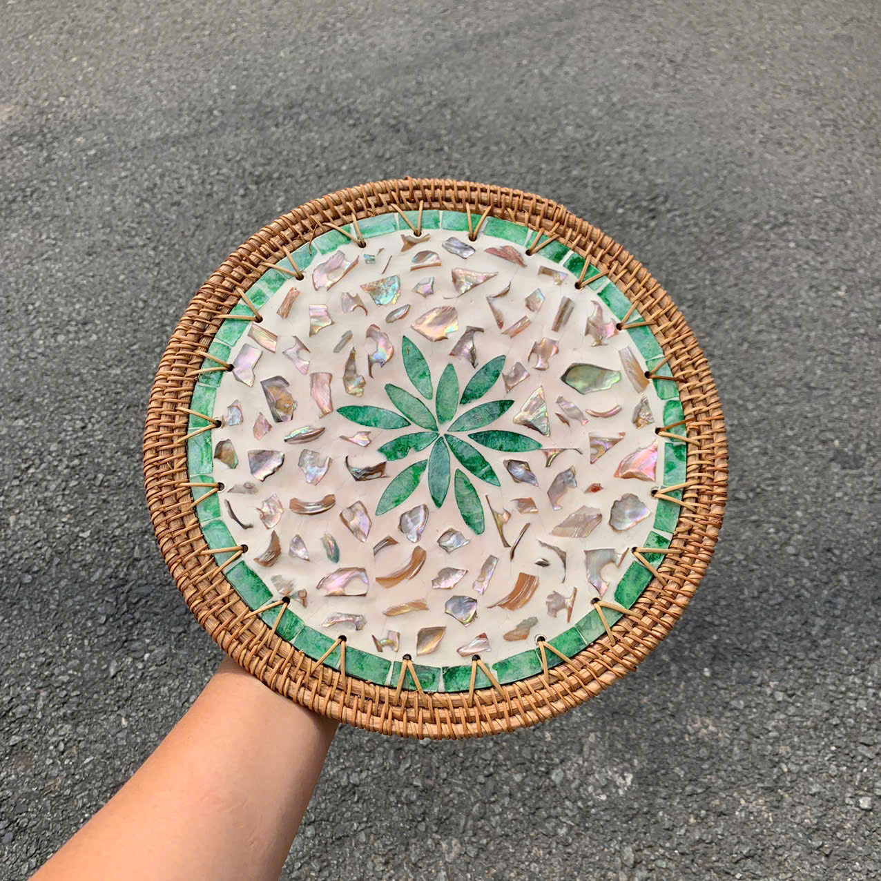 Tấm lót khảm trai viền mây 25cm lót bình hoa/ lót nồi/ treo tường trang trí decor - Rattan Placemat