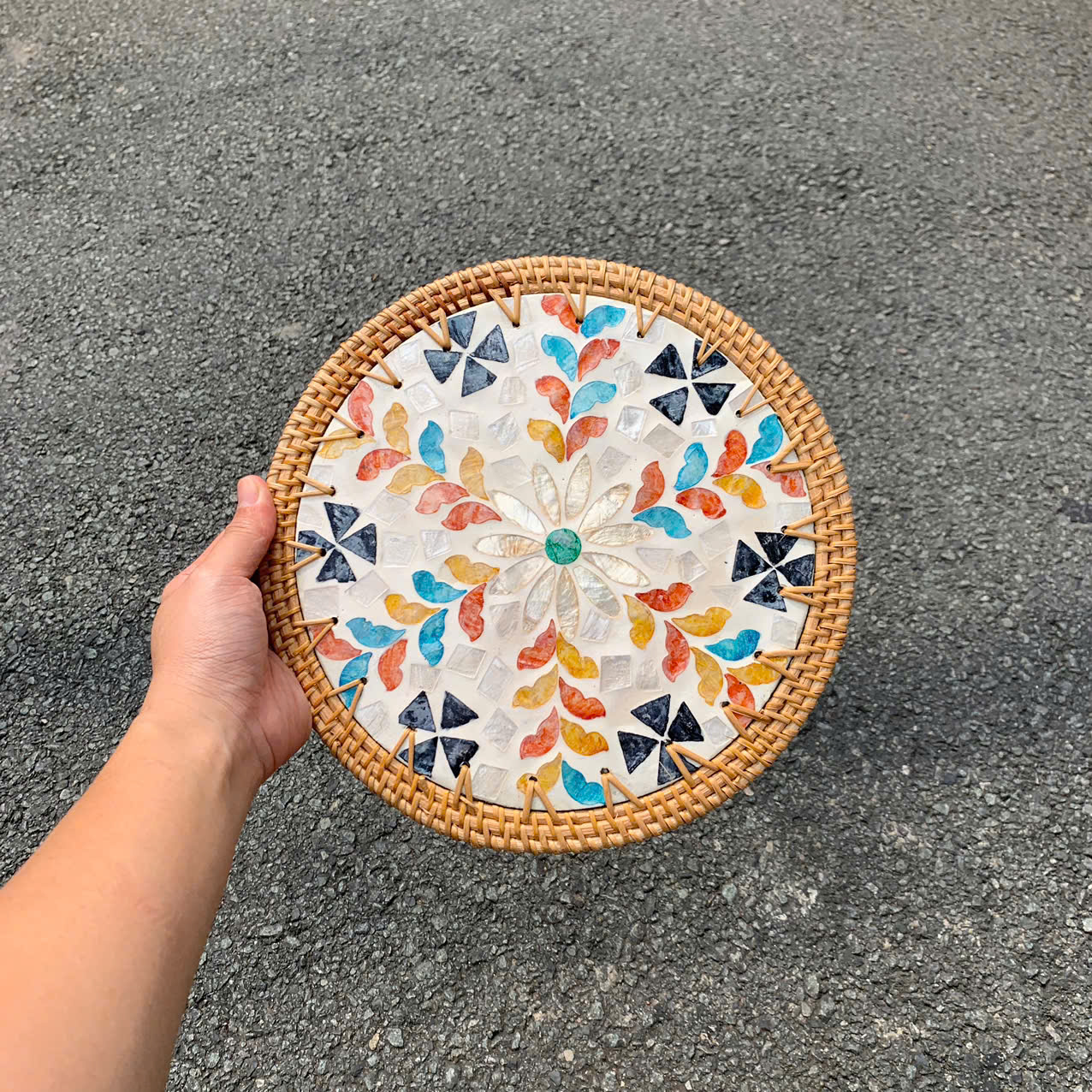 Tấm lót khảm trai viền mây 25cm lót bình hoa/ lót nồi/ treo tường trang trí decor - Rattan Placemat