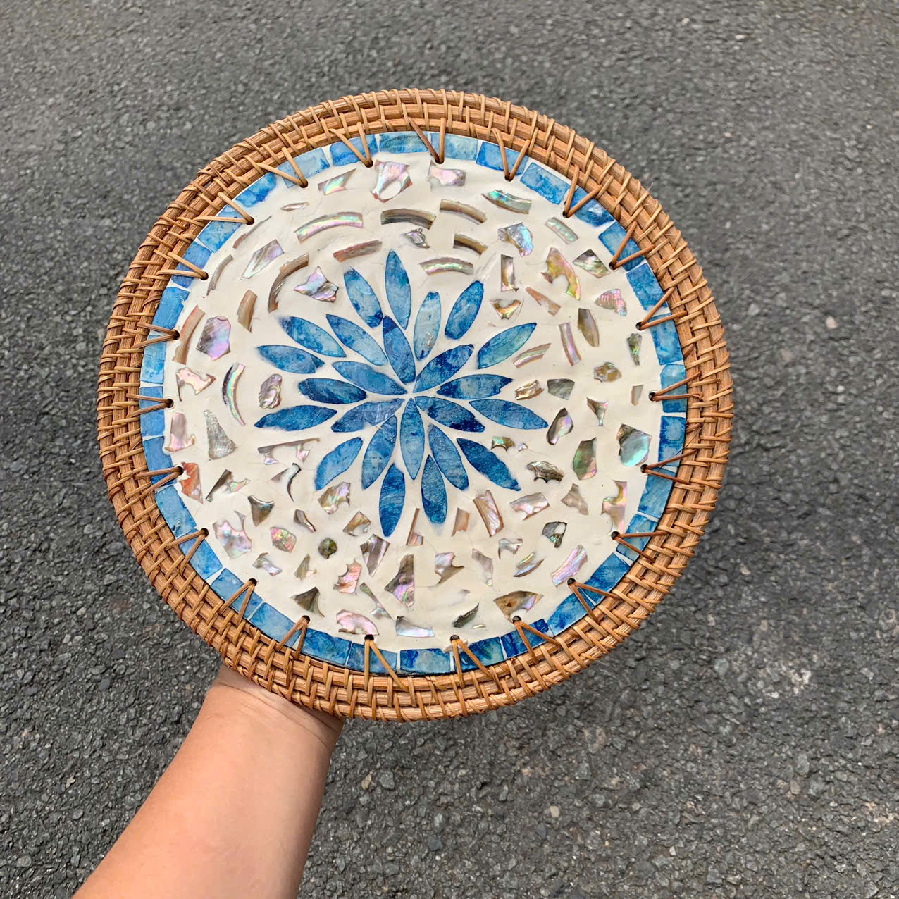 Tấm lót khảm trai viền mây 25cm lót bình hoa/ lót nồi/ treo tường trang trí decor - Rattan Placemat