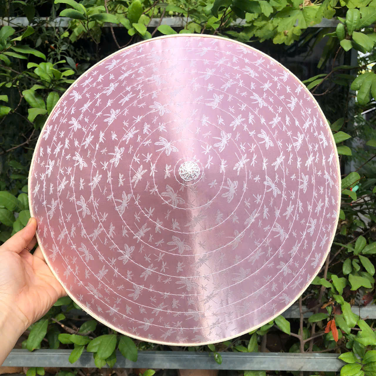 Nón lá LỤA đẹp - Nón lụa 2 lớp dày chắc chắn dùng che nắng/ chụp ảnh (có sẵn dây nón)