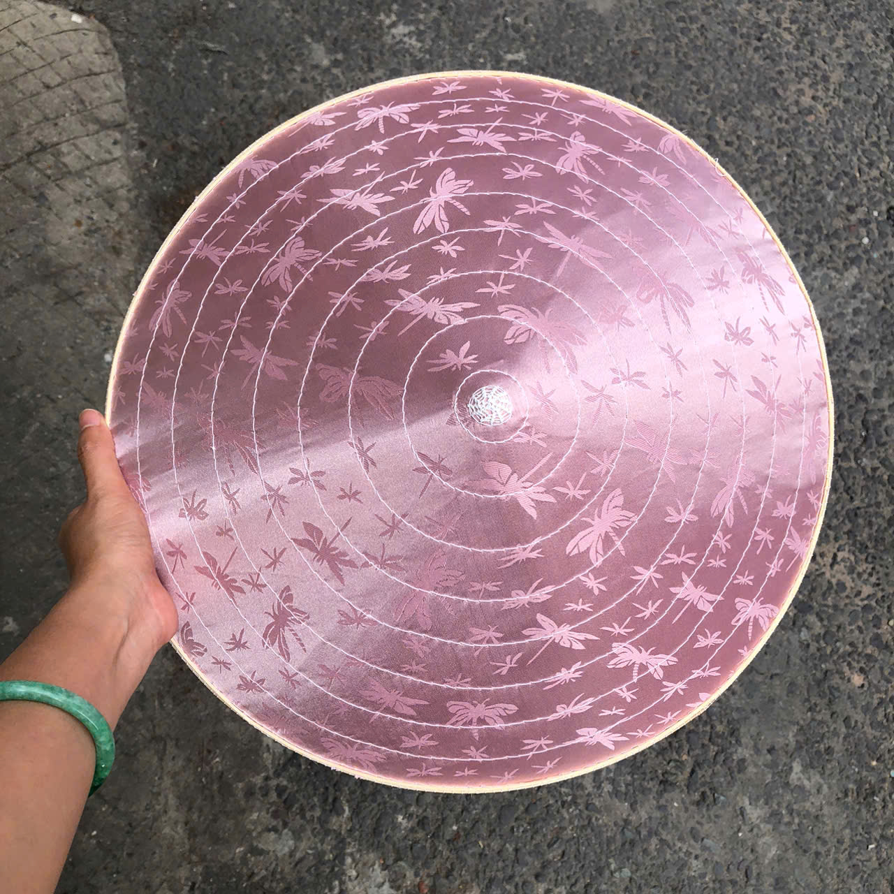 Nón lá LỤA đẹp - Nón lụa 2 lớp dày chắc chắn dùng che nắng/ chụp ảnh (có sẵn dây nón)