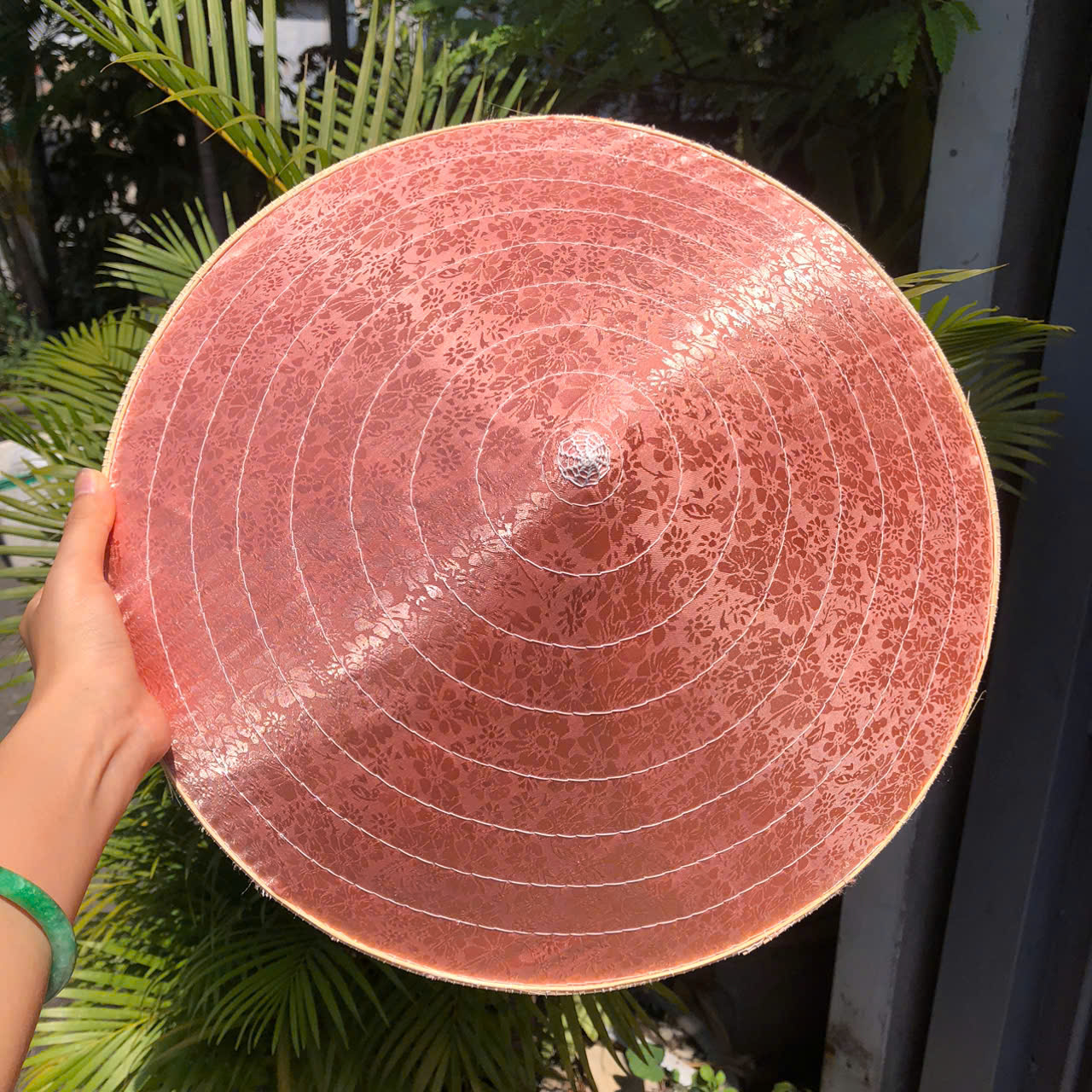 Nón lá LỤA đẹp - Nón lụa 2 lớp dày chắc chắn dùng che nắng/ chụp ảnh (có sẵn dây nón)